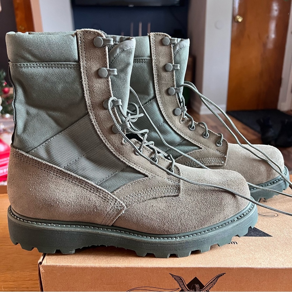 NWOT men’s Thorogood steel toe, hot weather boots